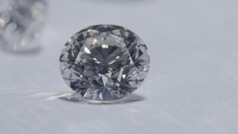 شناسایی الماس اصل با انعکاس نور