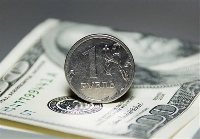 تسلط دلار آمریکا بر اقتصاد جهان با ریسک های فزاینده ای روبرو شده است و...